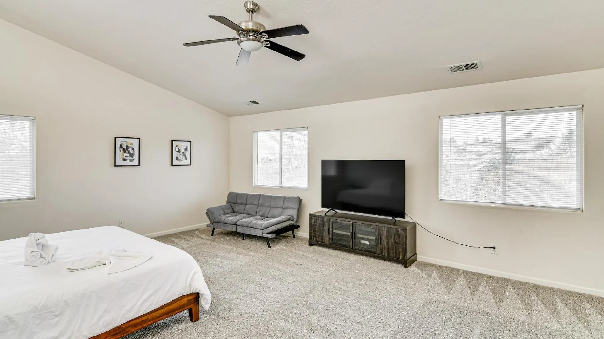 Holiday home Large Family Home With Game Room In Reno!